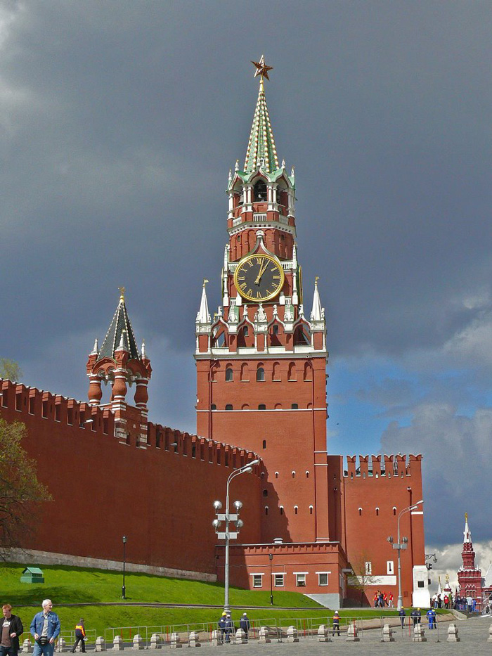 saviours-tower-kremlin-moscow-clock-tower-clock-square-clock-tower-cafe-smaller-clock-tower