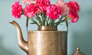 beautiful-interiors-spring-home-decor-metal-kettle-woth-flowers-kettle-vase