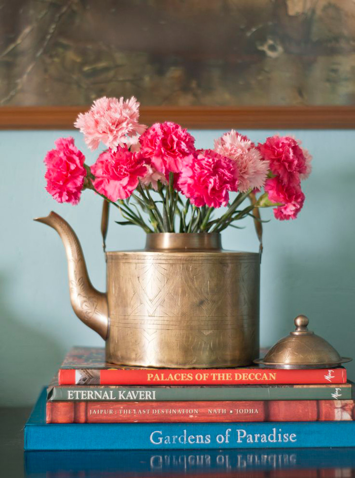 beautiful-interiors-spring-home-decor-metal-kettle-woth-flowers-kettle-vase