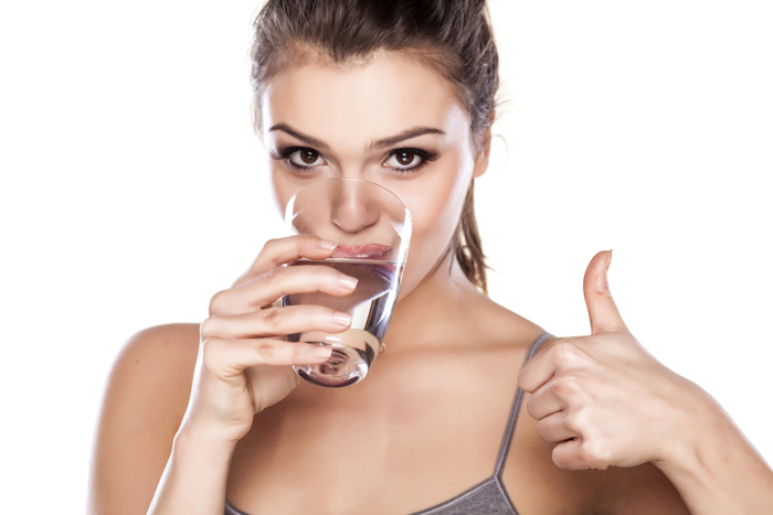 cellulite-reduction-woman-drinking-water