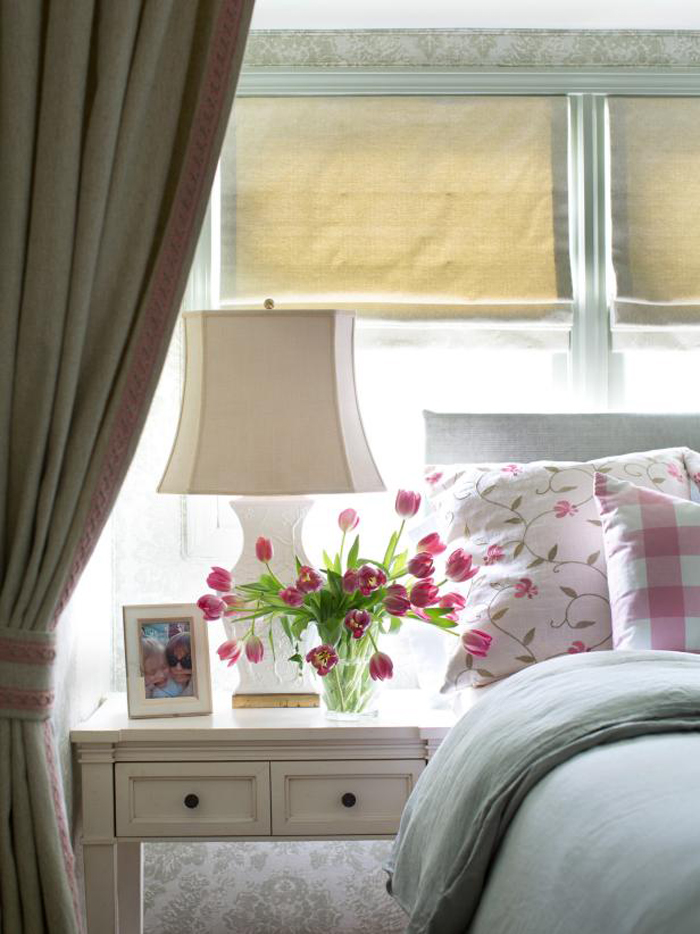 cottage-style-bedroom-with-pink-tulips