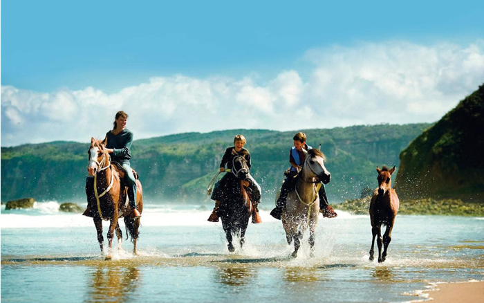 Soth-Africa-Family-Holiday-Family-Riding-Horses