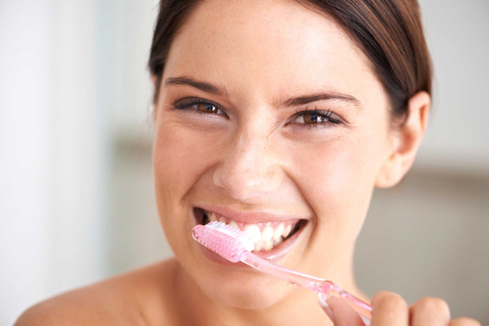 woman-brushing-her-teeth-properly