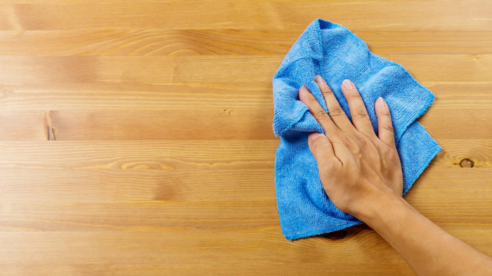 dust-cleaning-with-microfiber-cloth