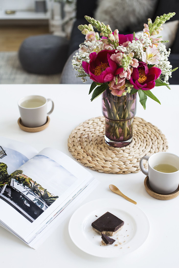 summer-flowers-coffee-table-decor