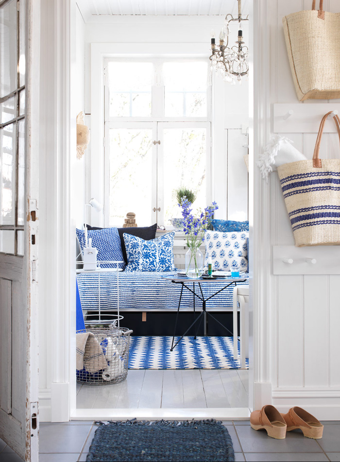 Summer-House-in-cottage-style-Blue-and-white