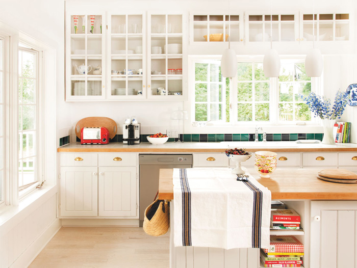 White-Cottage-Kitchen-Decor-Design