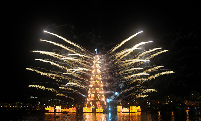 Floating-Outdoor-Christmas-Tree-in-Rio-de-Janeiro-Brazil