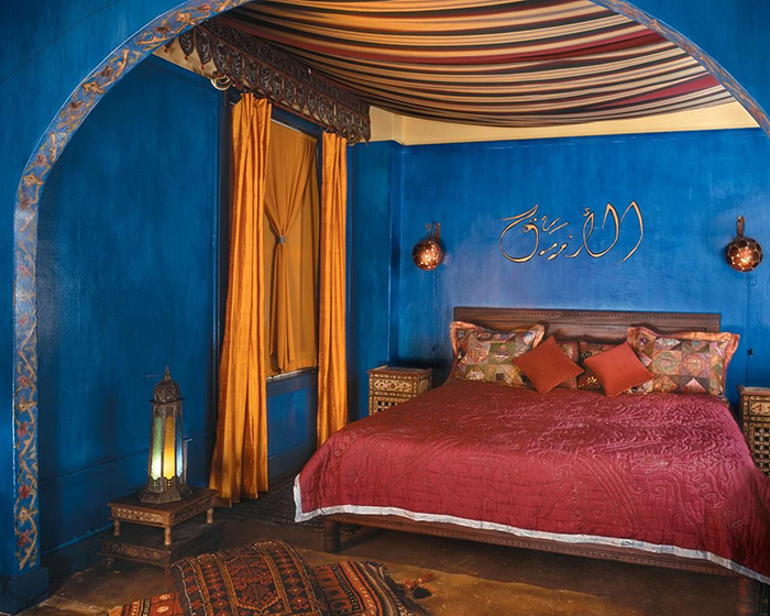 Moroccan-interior-design-Moroccan-Bedroom-in-Red-and-Blue