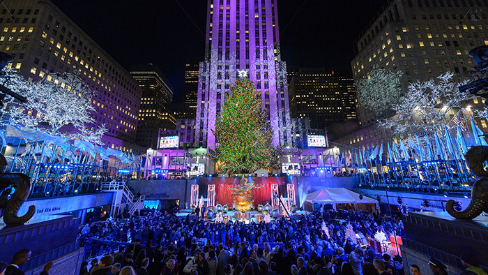 Outdoor-Christmas-Lights-and-Christmas-Tree-in-New-Yor-City