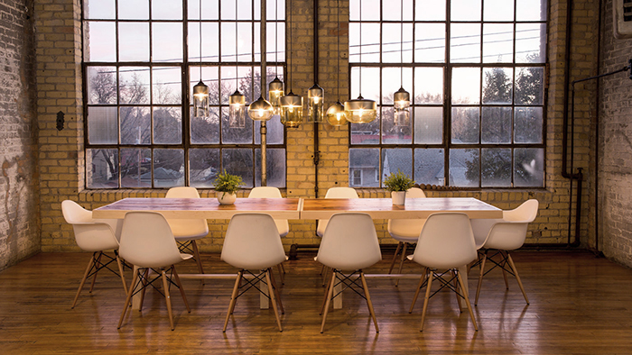 Vintage-Chic-Dinner-Chandeliers