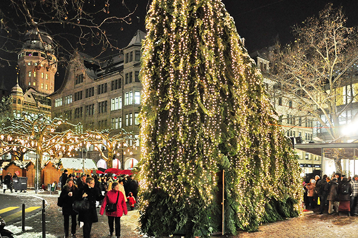 Celebrating-Christmas-Eve-in-Zurich,-Switzerland