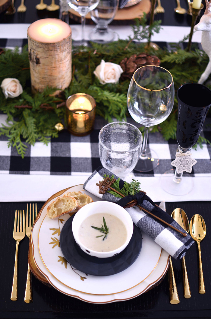 Elegant-Christmas-Table-Decoration-in-Blue