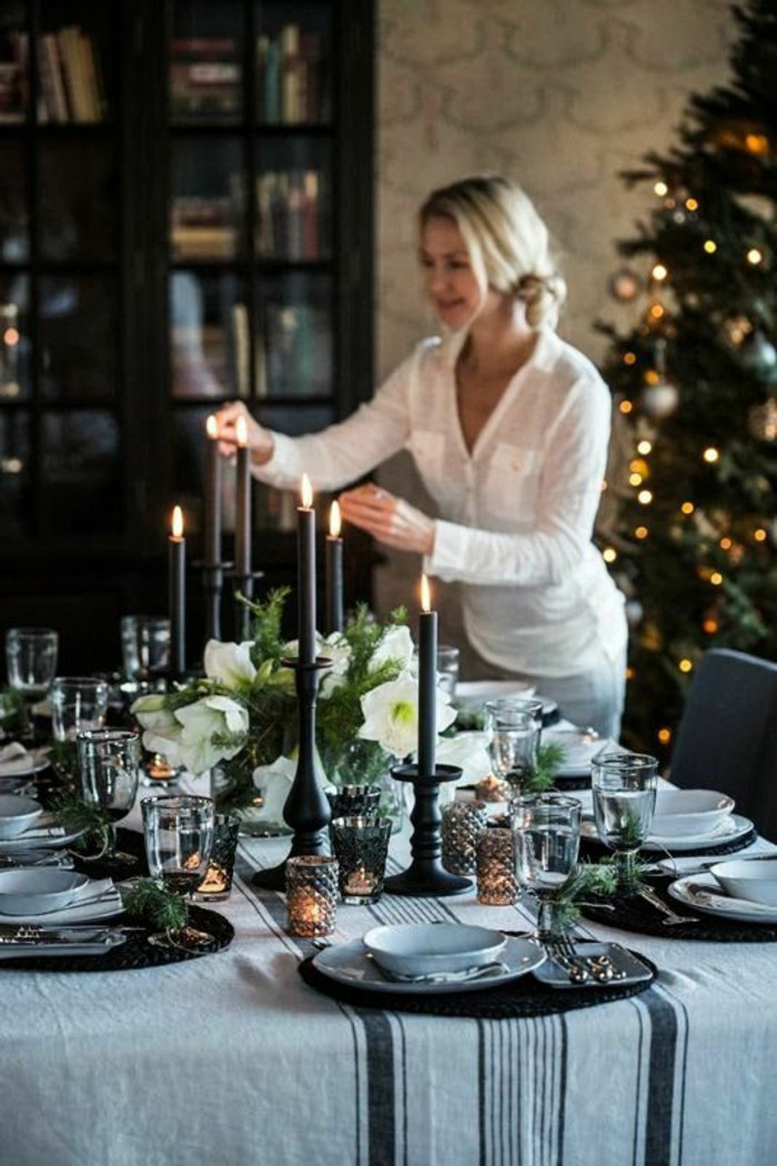 Elegant-Stylish-Christmas-Table-Decor-in-Grey