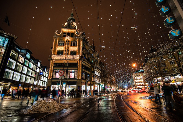 Street-Christmas-Decor-in-Zurich,-Switzerland
