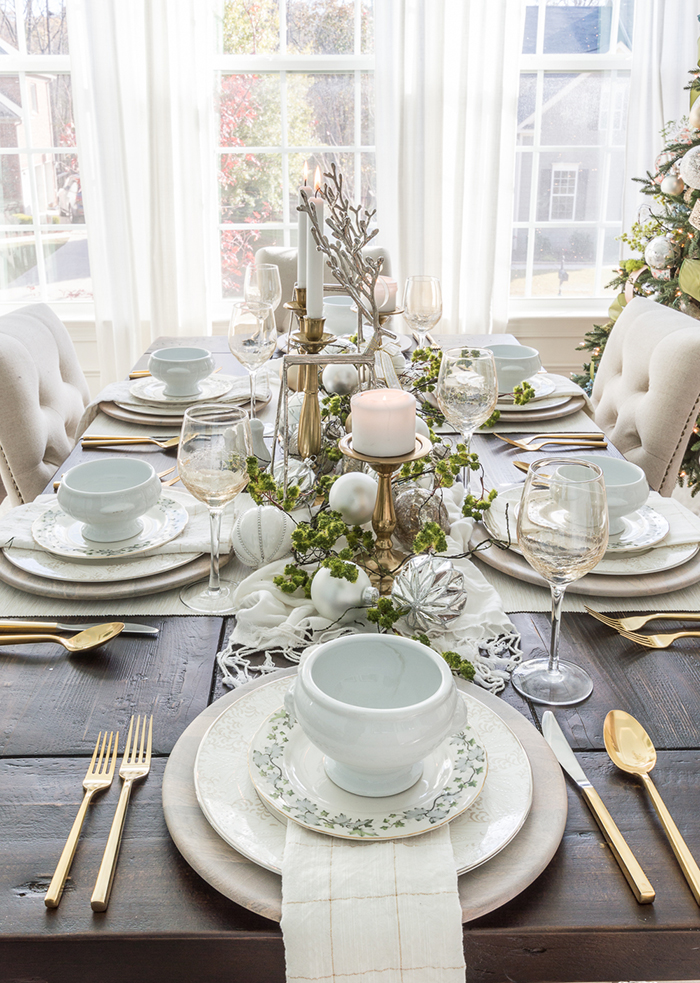 Stylish-Modern-White-Christmas-Table-Decor