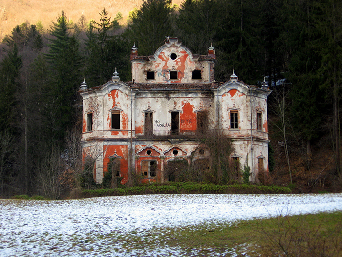 Abandoned-Villa-De-Vecchi-in-Italia