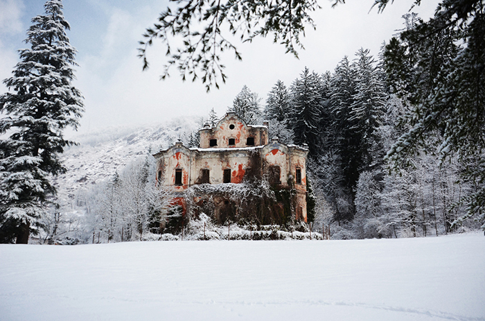 Villa-de-Vecchi-Lake-Como-creepy-mansion