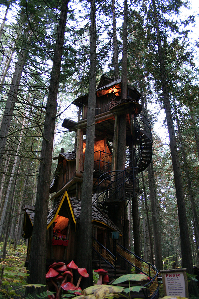 Amazing-Treehouses-around-the-world-Three-story-house-in-Canada