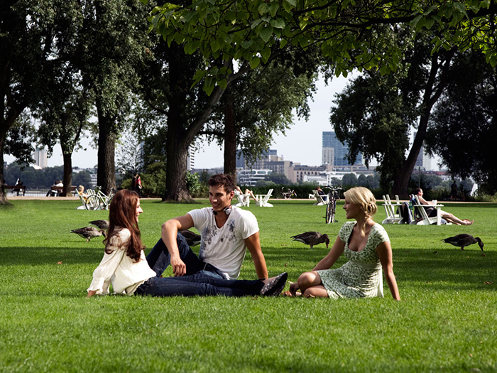 Friends in the park Hamburg