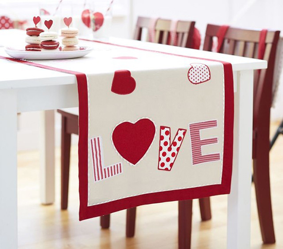 St-Valentine's-day-table-runner-decor-ideas