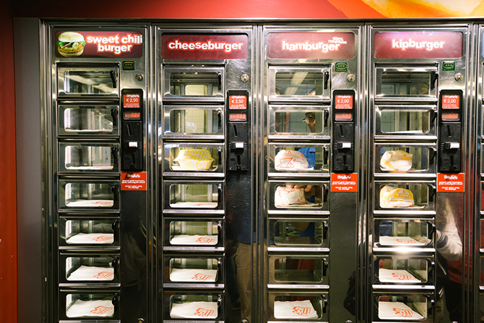 Strange-Burger-Vending-machine-in-japan