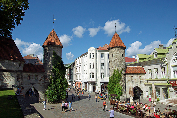 Tallinn street full of people