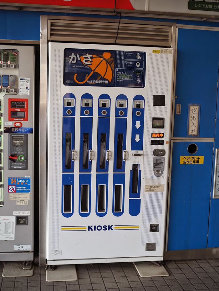 Umbrella-Vending-Machine-in-Japan