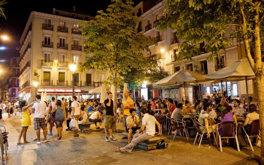 Night at Chueca and people chilling