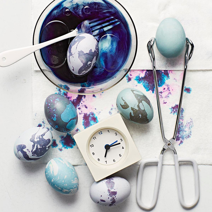 Creative way to paint your Easter eggs
