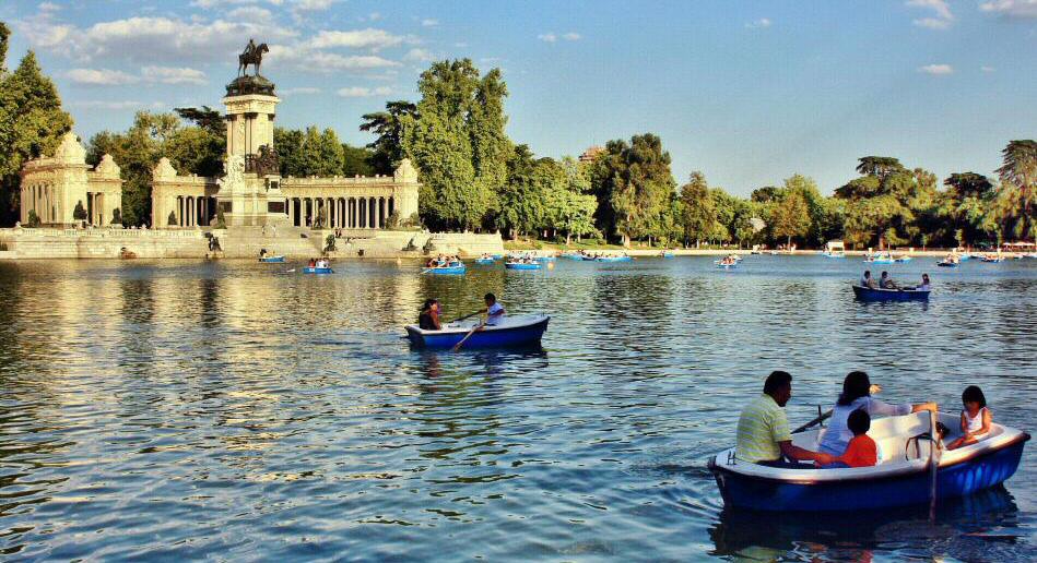 People kayaking at Retiro Park