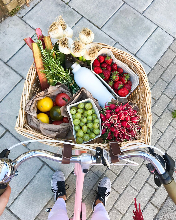 Bike with a basket full of fresh food and plastic free packs