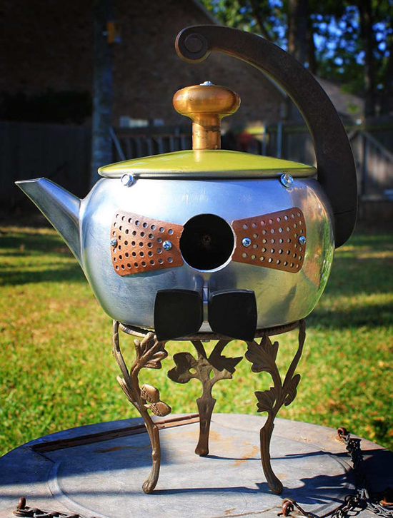 Metal kettle birdhouse