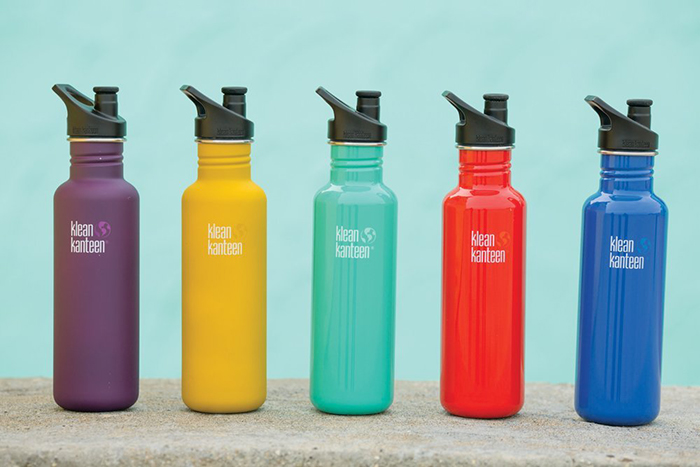 5 reusable bottles for water put in a line