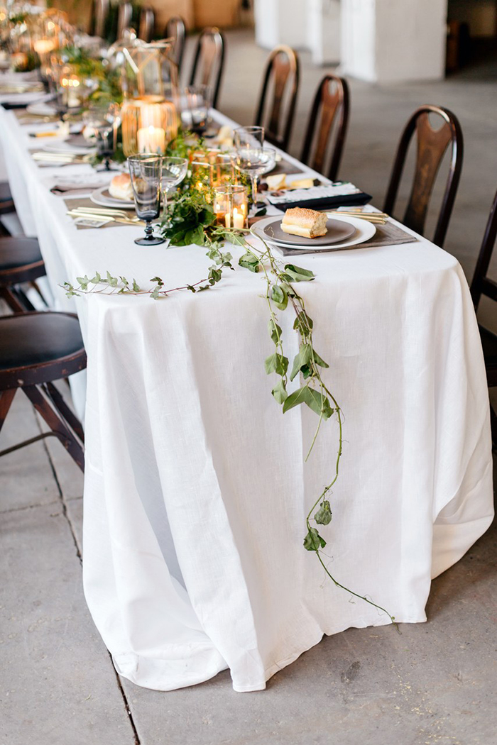 Cozy minimalist table decor