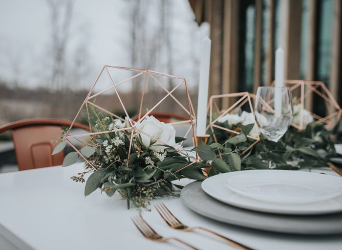 Minimalistic floral wedding table decor