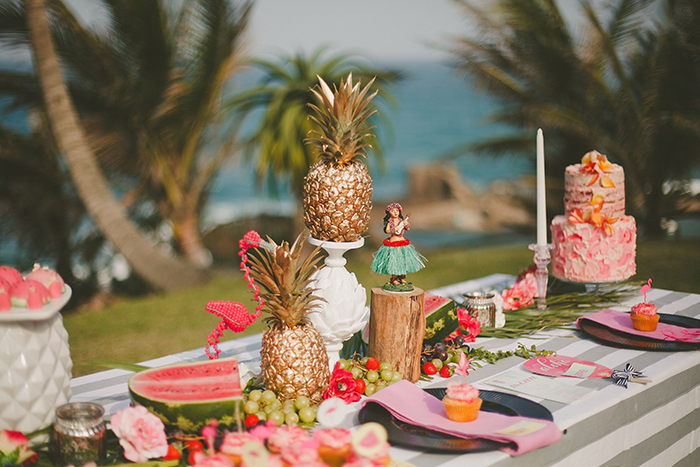 Summer wedding flamingo table decor