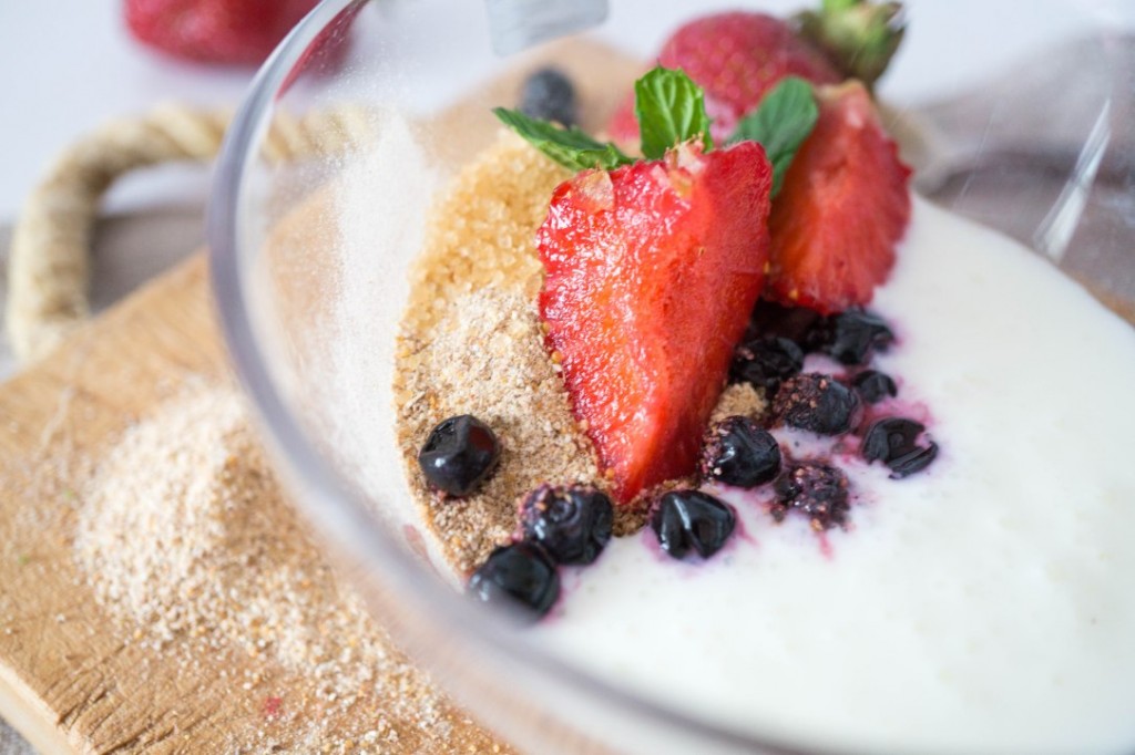 Pudding made of kama with strawberries and blackberries on top