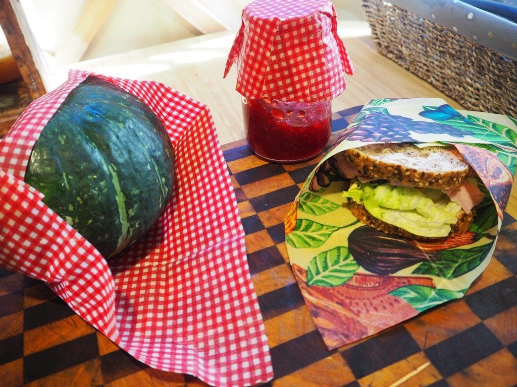 Beeswax wraps for sandwiches and fruits