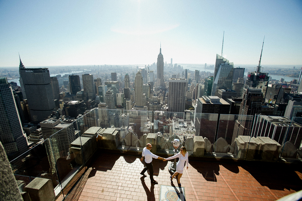 Couple on a roof balcony with a view over the city buildings