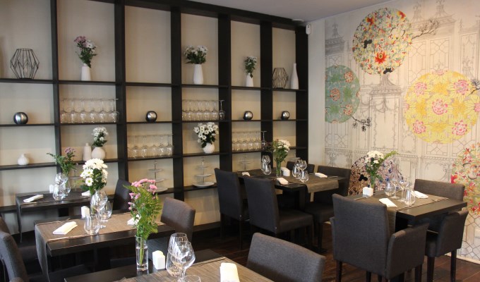 Fancy vegan restaurant in Paris with nice vase of flowers and nice wall design