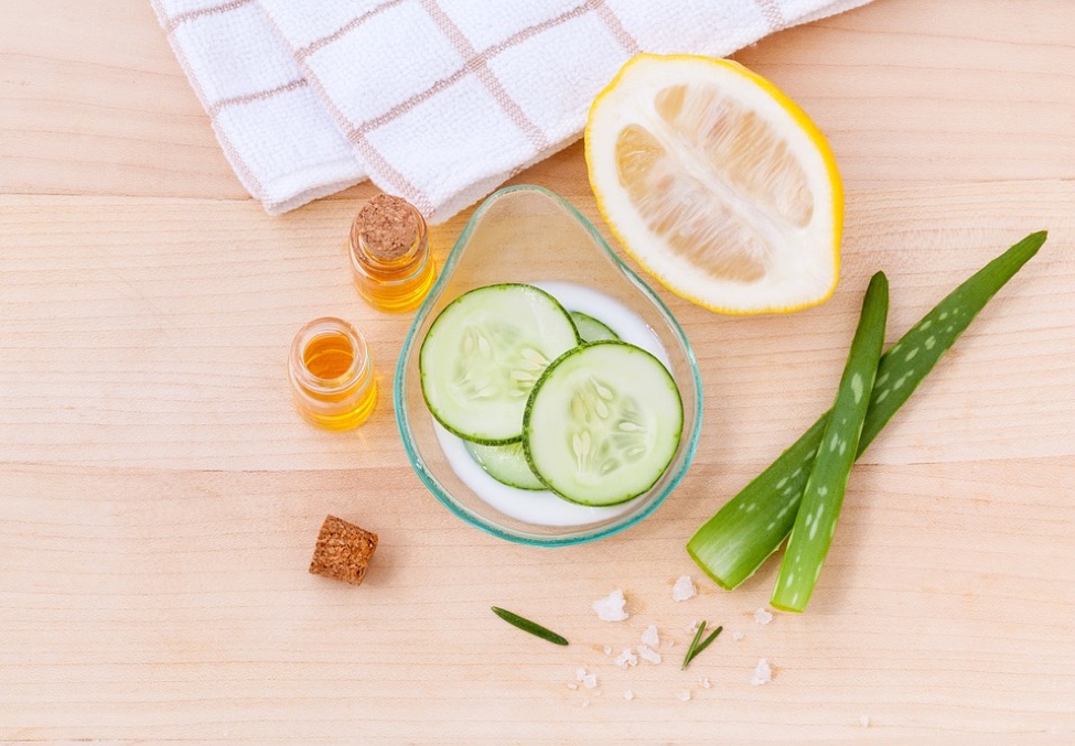 Cucumber, aloe vera, lemon and oil for a sun protection mask