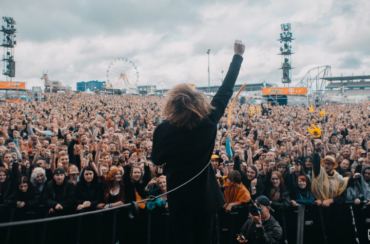 Rock am Ring singer at the stage and the crowd in front