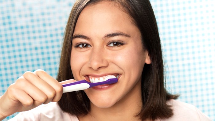 woman rushing her teeth