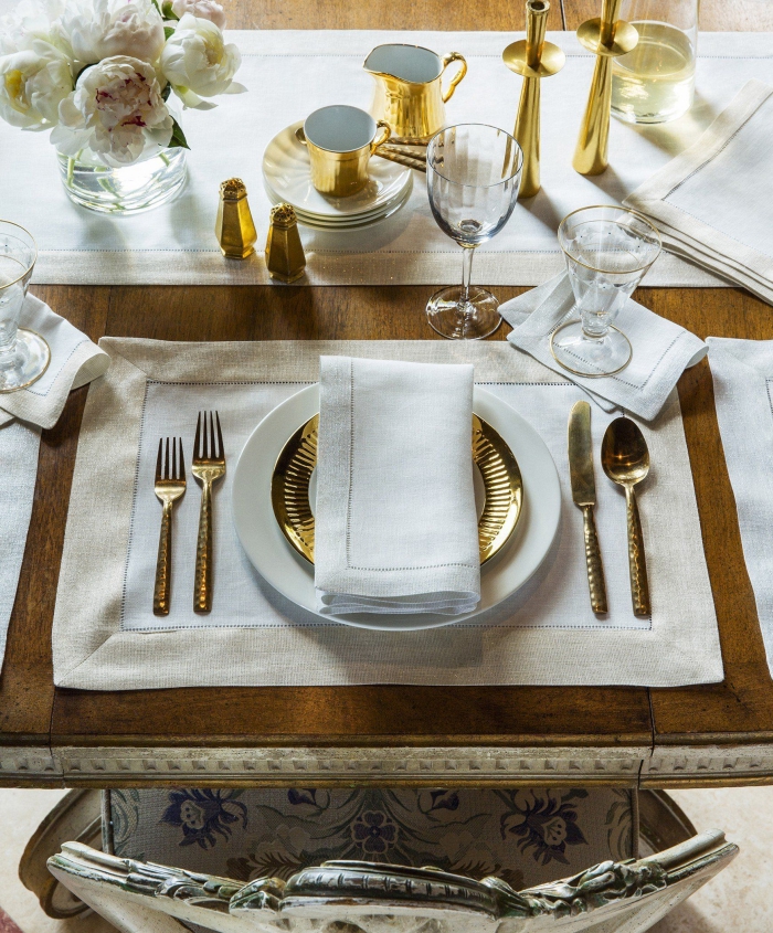 wedding table arrangement in white and gold