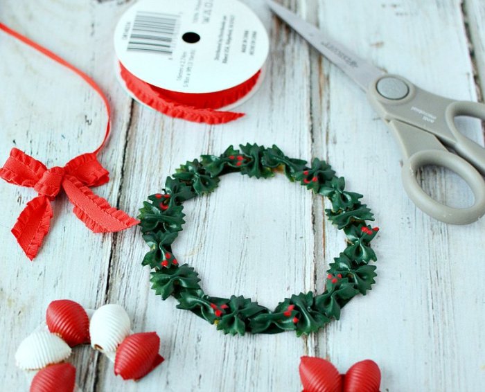 Pasta Christmas diy ideas wreath red ribbon