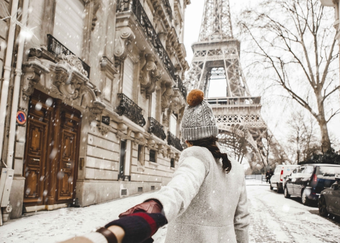 Couple in the snow Eiffel tower paris street