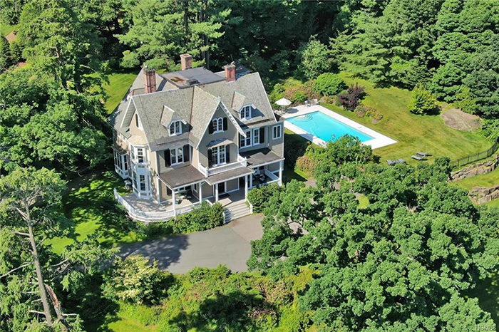 Gothic Mansion in a green area with a pool