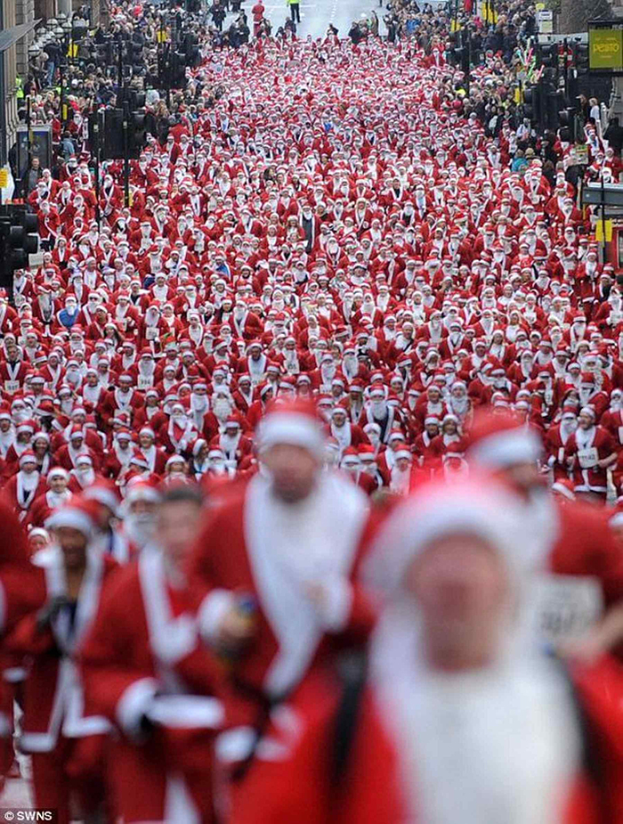 SantaCon San Francisco street crowd people in Santa costumes