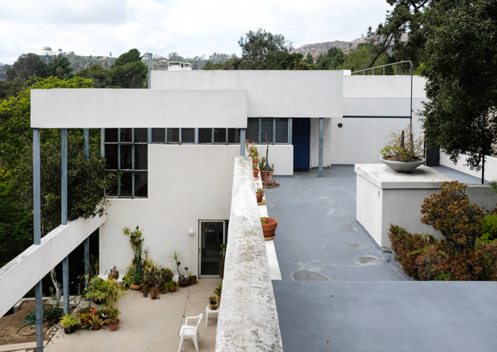 modern home rooftop white building green plants